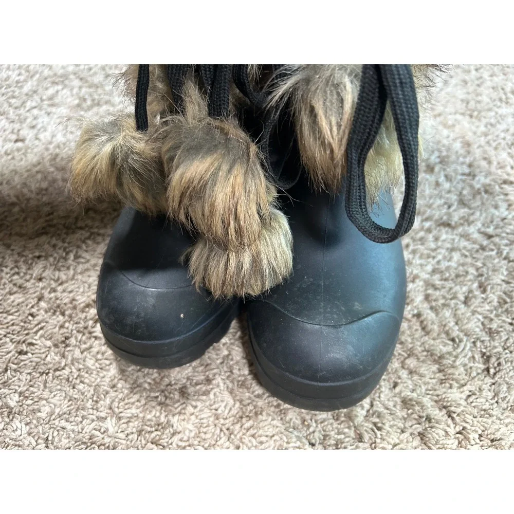 Dirty Laundry Black Faux Fur Pom Pom Rain Boots Women 6M Apres Chic Nordic Cabin